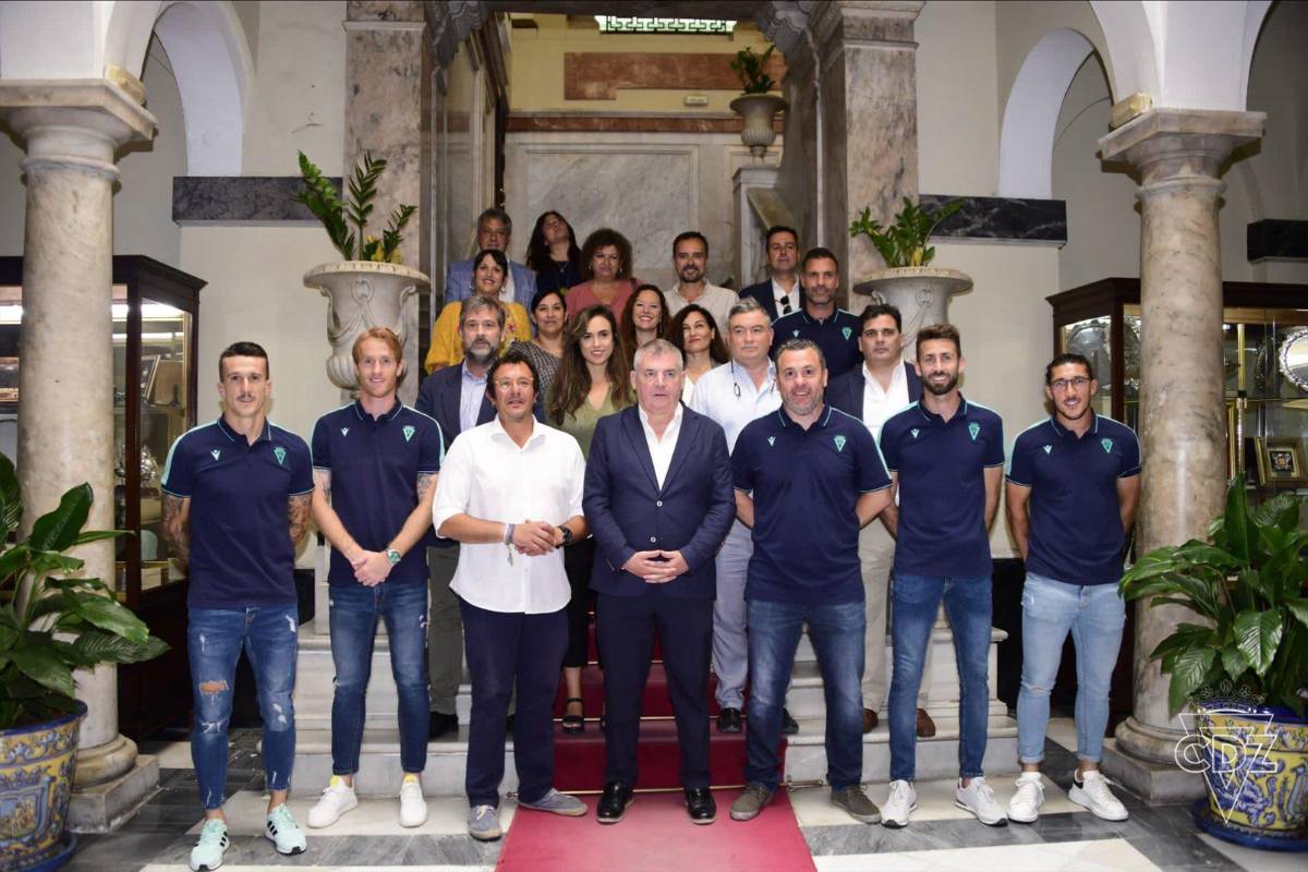 Choco Lozano como todo un ídolo: Así fue la “loca” celebración de los jugadores del Cádiz con su afición