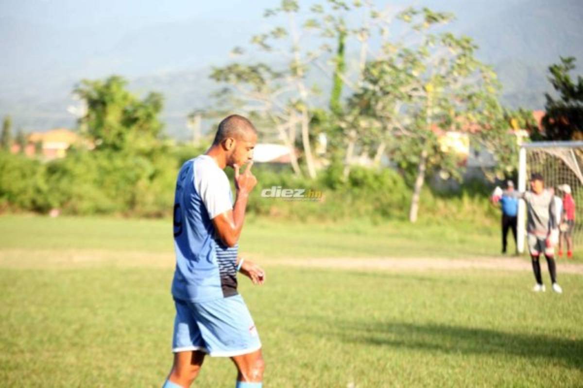 Puntual y corrector, así fue el primer entreno de Héctor Castellón en su regreso al Vida