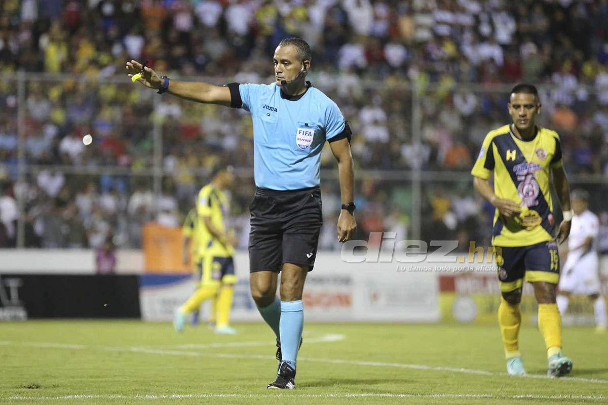 Pedro Troglio se mostró disgustado por el trabajo arbitral de Melvin Matamoros. (Foto David Romero)