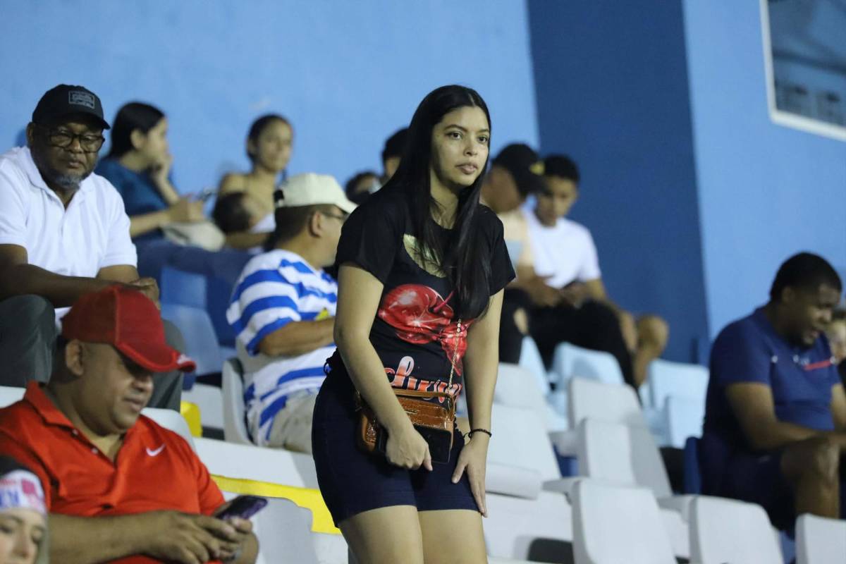 ¿Quién es la guapa colocha que robó suspiros en La Ceiba? La belleza y las familias coparon el duelo Victoria vs Olimpia