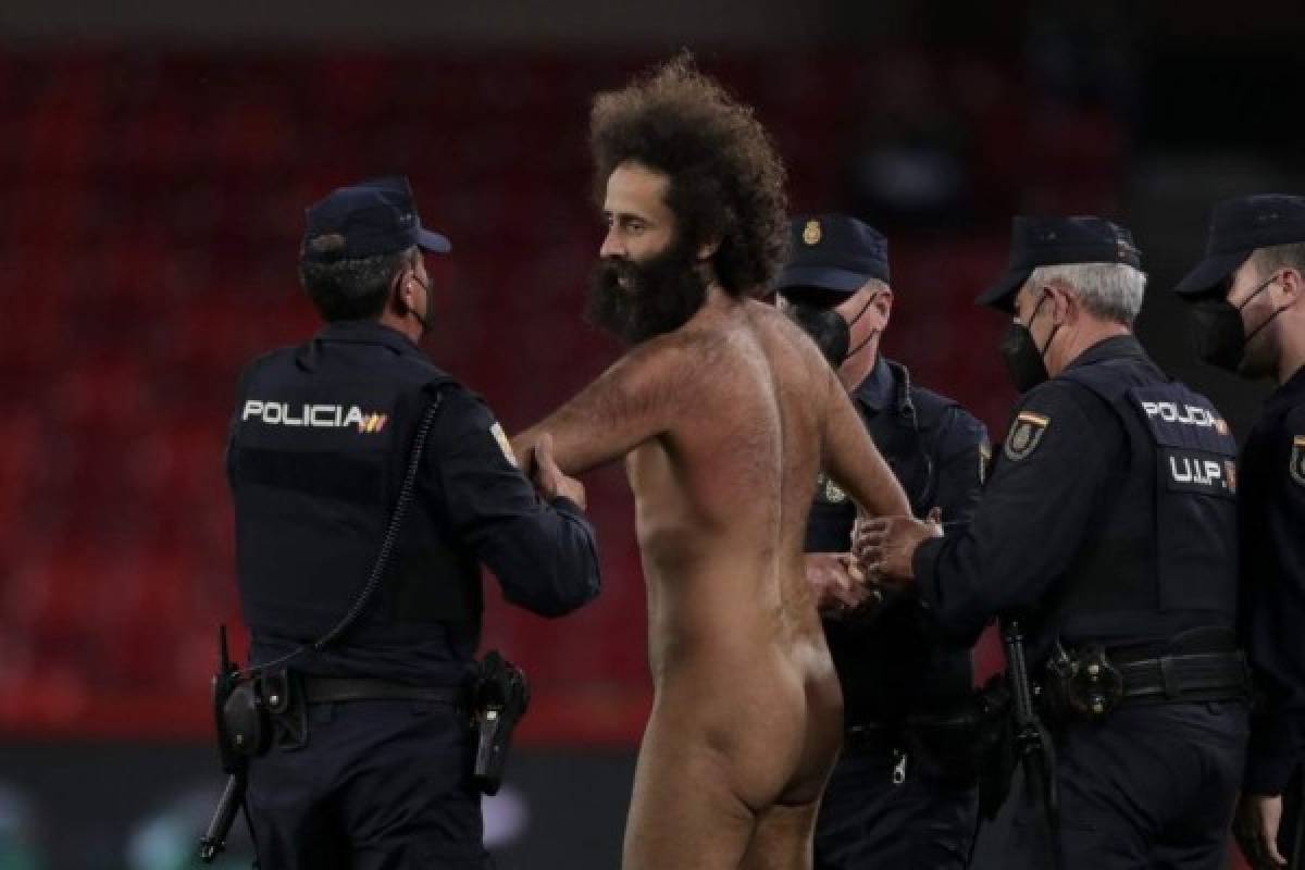 De no creer y en partido a puerta cerrada: Así fue la entrada de un espontáneo desnudo en el Granada-Manchester United   