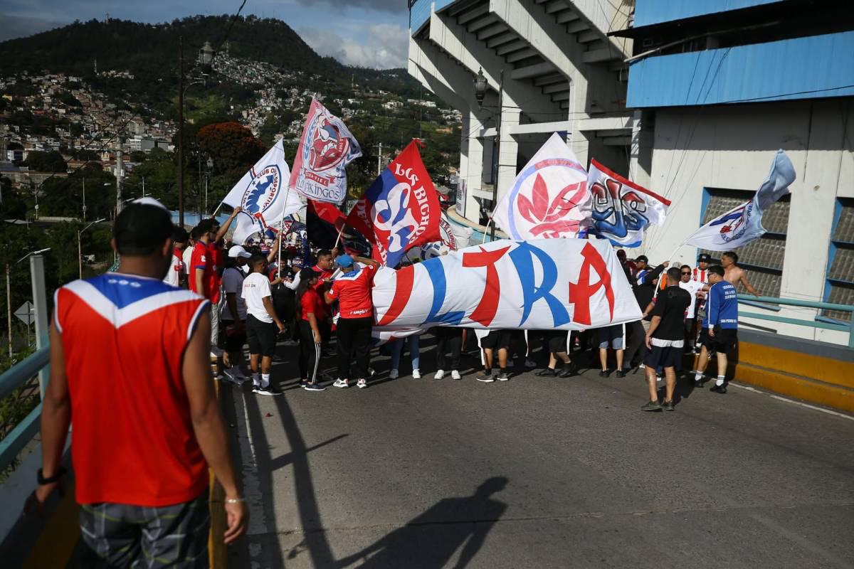 La fiesta que armó la Ultra Fiel, bellas chicas en el Chelato Uclés y el aficionado de Real España junto a los de Olimpia