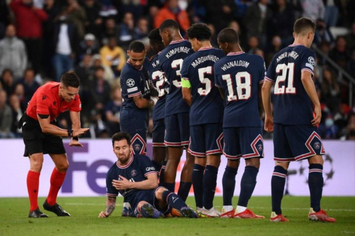 Tumbado en la barrera: las insólitas imágenes de Messi en el triunfazo del PSG sobre el Manchester City