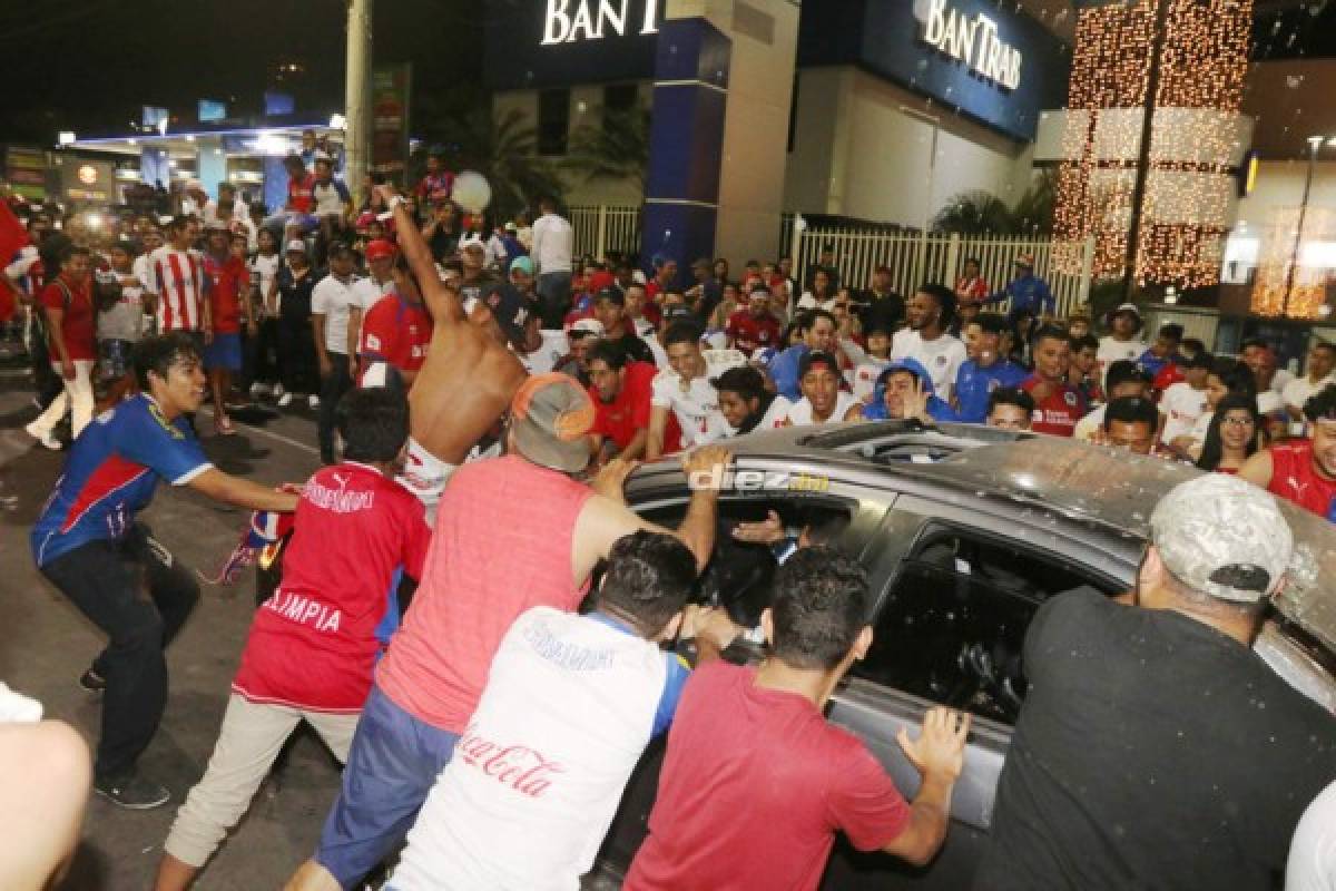 Afición de Olimpia armó un carnaval en las calles de Tegucigalpa festejando la 31