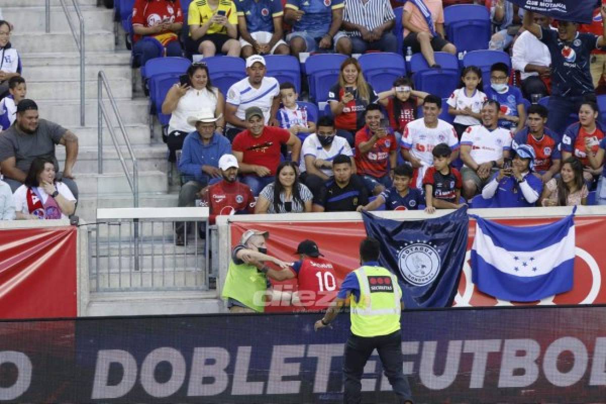 No se vio por TV: Peleas, arrestos, el espontáneo, el 'colado' en celebración de Motagua y la belleza de Elexa Bahr