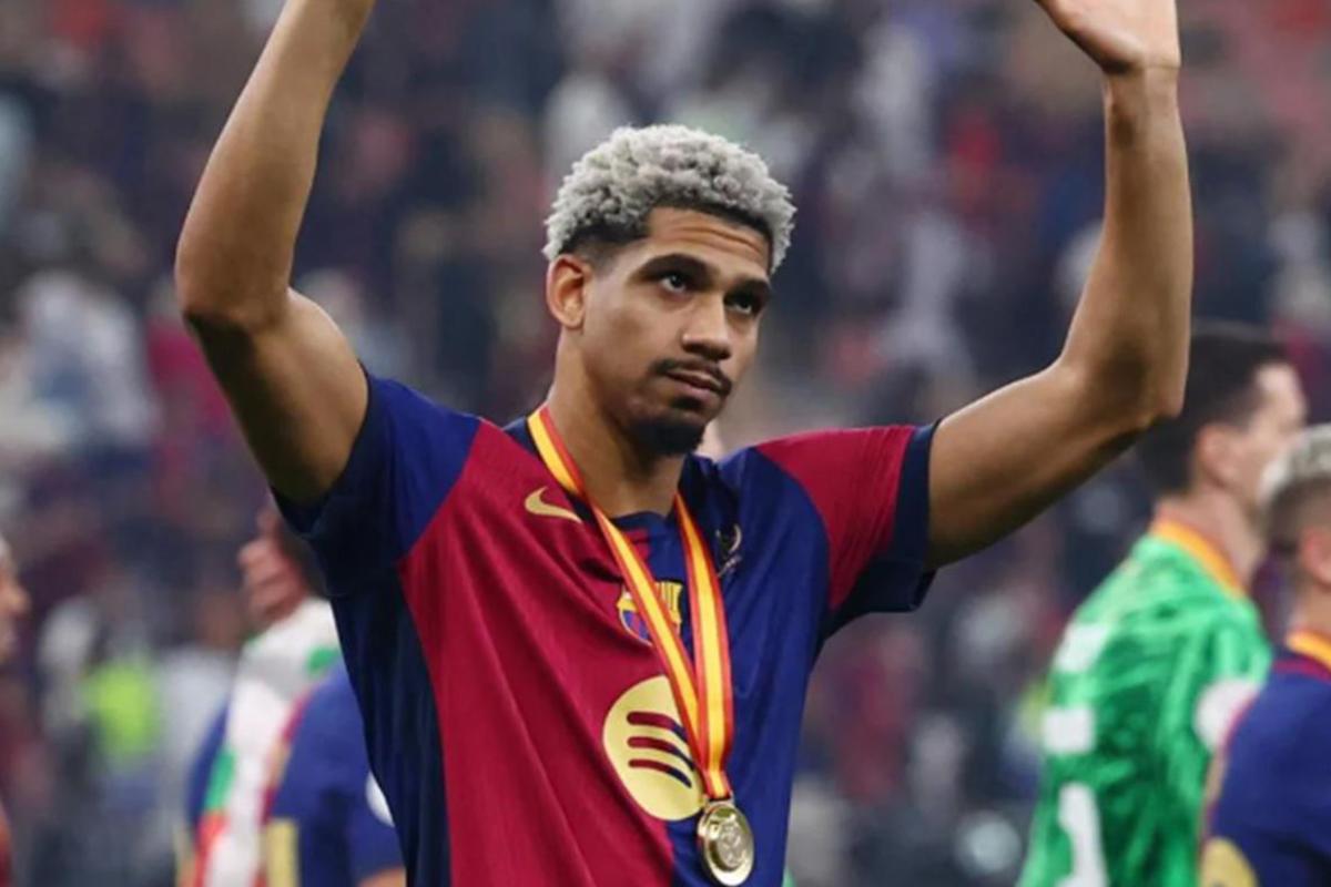 Confirmado: Araujo tomó una decisión final tras los rumores que lo sitúan fuera del Barcelona