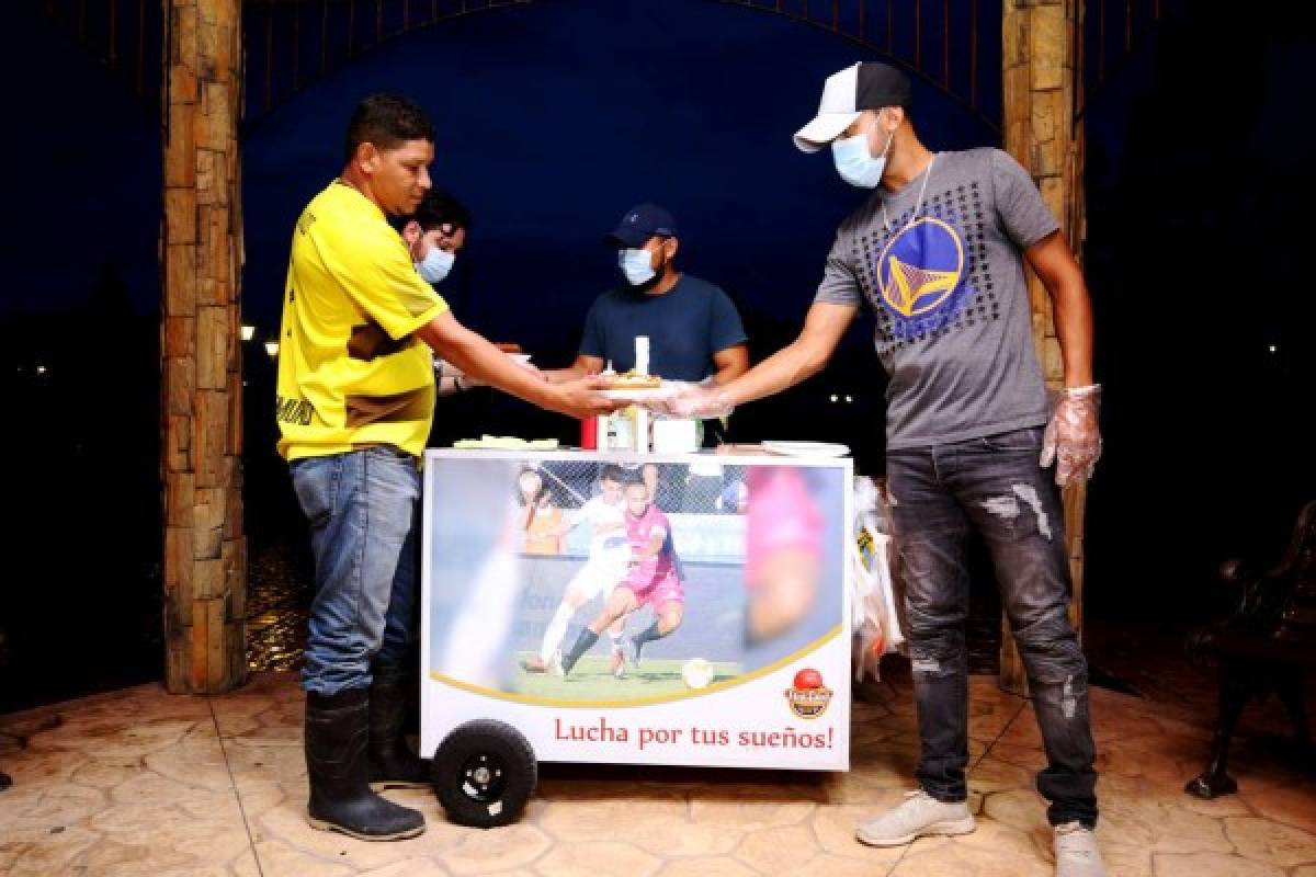 La vida más allá de ser futbolista: Lázaro Yánez y su puesto de venta de Hotdogs en San Sebastián