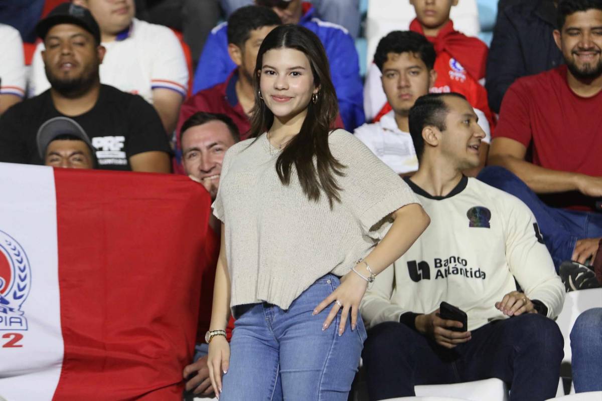¿Quién es la chica de la hermosa sonrisas? Hermosas aficionadas engalanan el Olimpia vs Alajuelense por Copa Centroamericana 2025