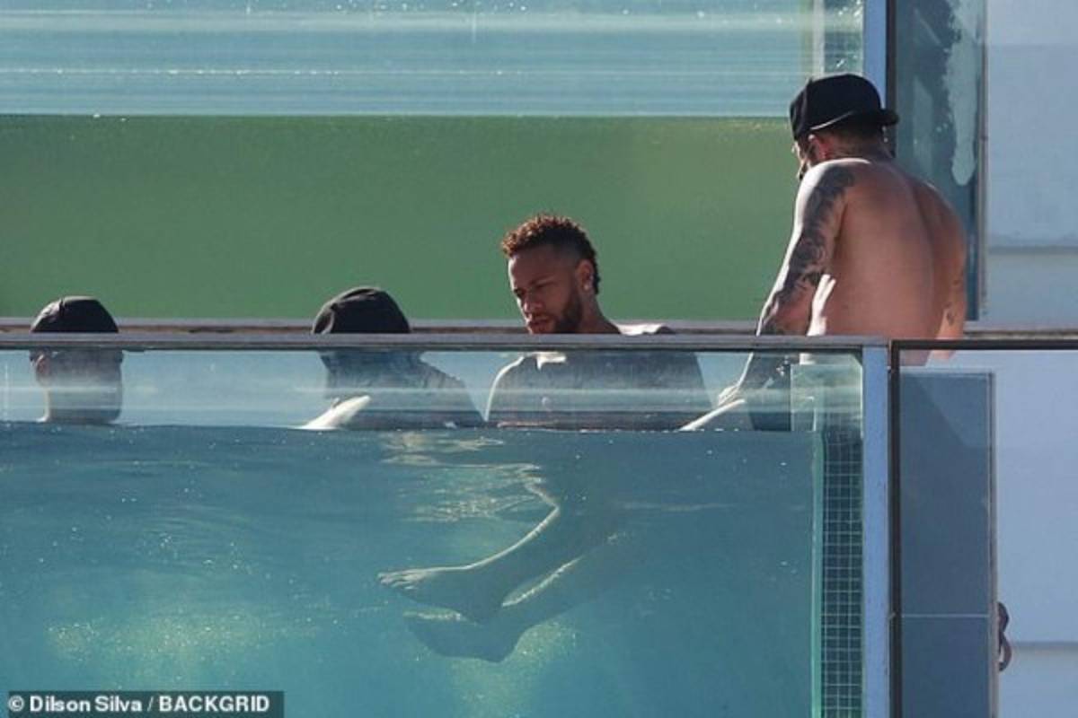 Entre cervezas y amigos, así son las vacaciones de Neymar en Río de Janeiro