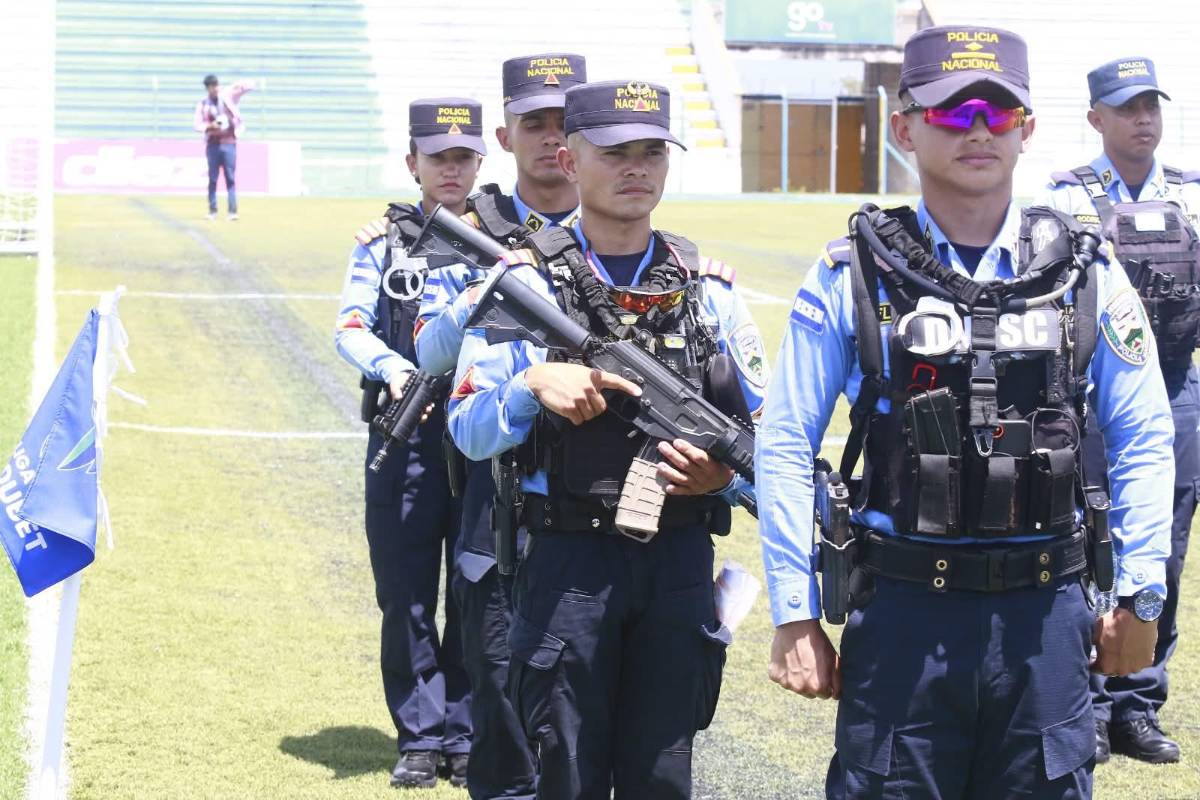 Hermosa periodista se luce, aficionada de Génesis enamoró y el gesto de la Policía