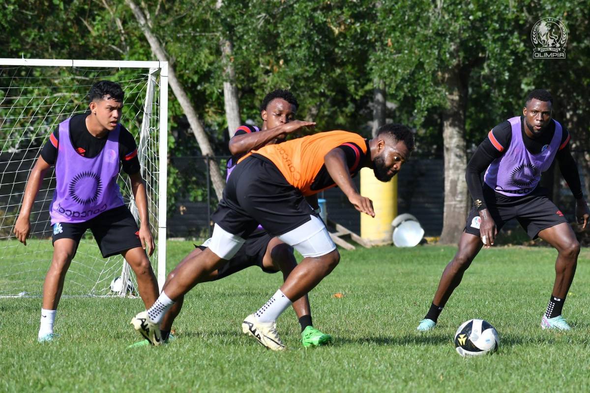 Una visita especial y se fue con regalo: Alberth Elis sorprende a los jugadores del Olimpia en Houston, Estados Unidos