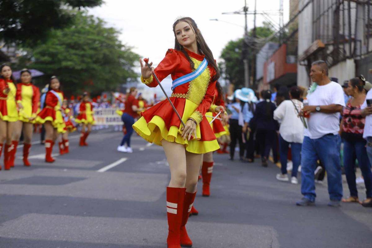 Desfiles patrios de Honduras: Profesoras deslumbraron y las palillonas más bonitas enamoraron