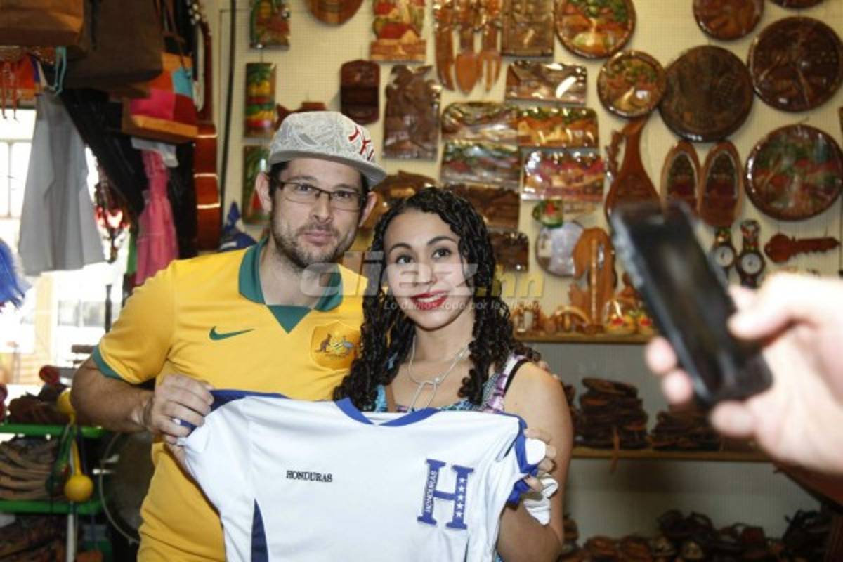 Aficionados australianos bailan punta y comen baleadas en San Pedro Sula