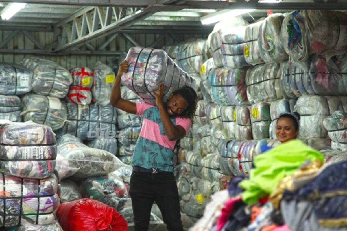 Así es el trabajo de Roy Smith cargando bultos y seleccionando ropa en una bodega de ropa