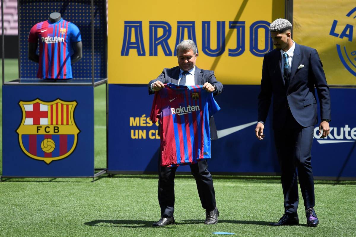 Ronald Araújo rompe a llorar en su extensión de contrato con Barcelona, imponente cláusula y Laporta anuncia al otro crack que va a renovar