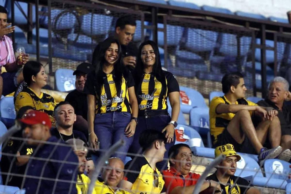 NO SE VIO EN TV: Feo gesto de Moya a Troglio, la modelo que reapareció y lo insólito que pasó en el Real España - Olimpia