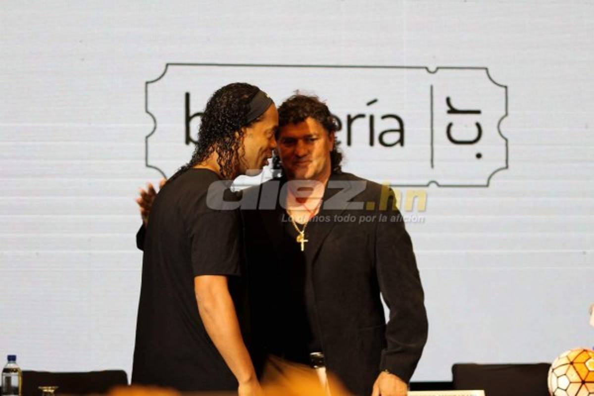 ¡De Lujo! Los ticos tuvieron un recibimiento espectacular para Ronaldinho