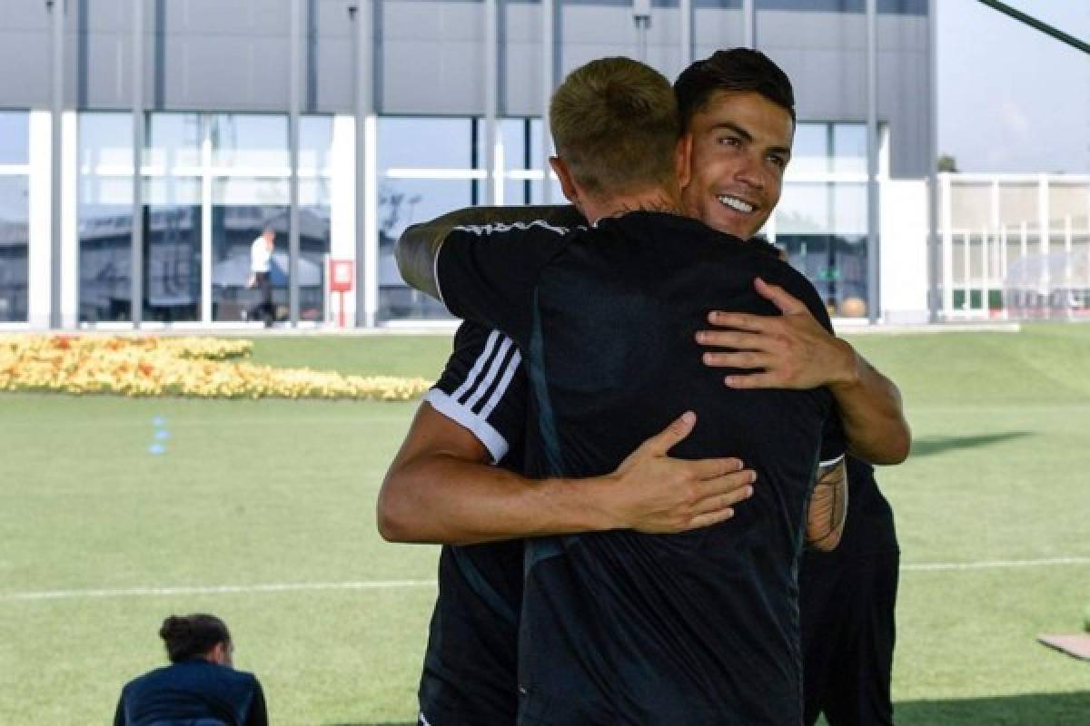 El saludo con Higuaín, la 'ola' de abrazos y el hermoso gesto, así fue la vuelta de Cristiano a la Juventus  