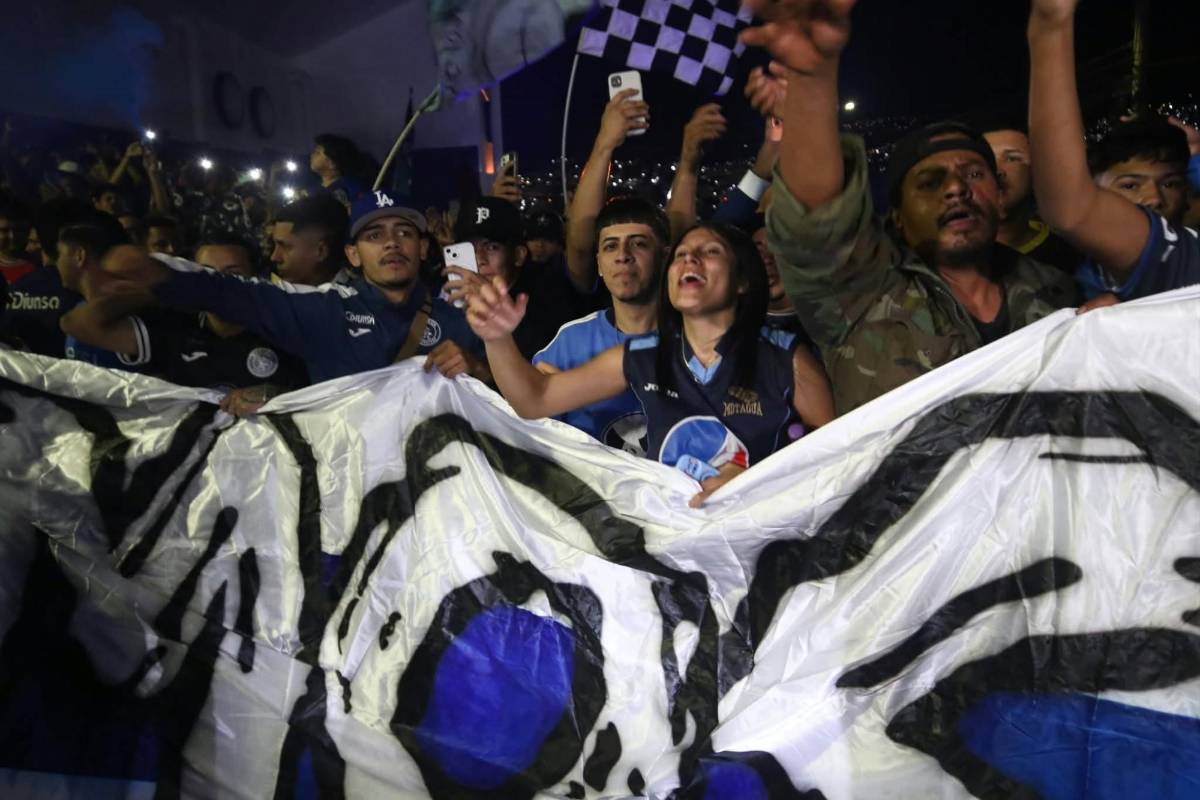 ¡Locura! Afición de Motagua arropa al club con banderazo; niño sorprende a Javier López