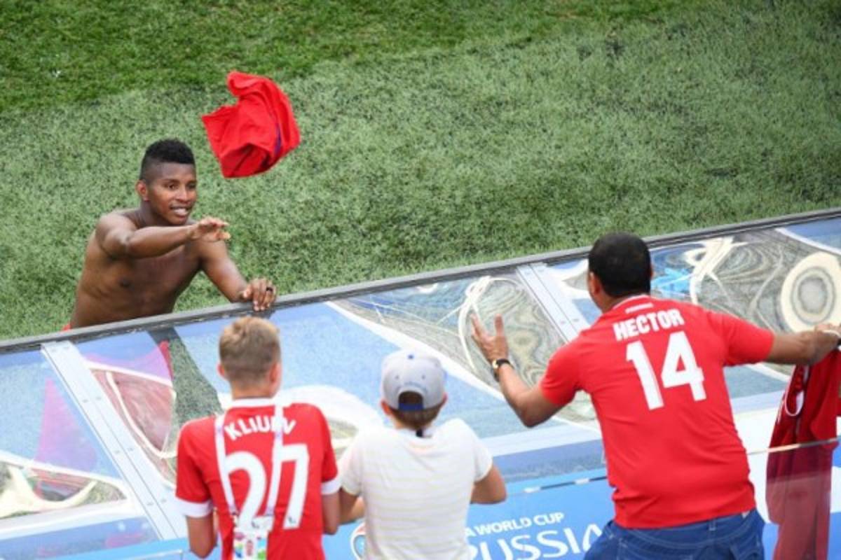 NO SE VIO POR TV: Panameños regalan sus camisas y Maguire exhibe a su preciosa novia