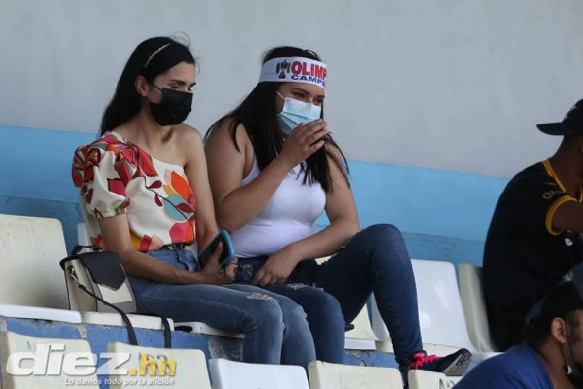 Las hermosas mujeres y el ambiente del clásico Motagua-Olimpia en el estadio Nacional