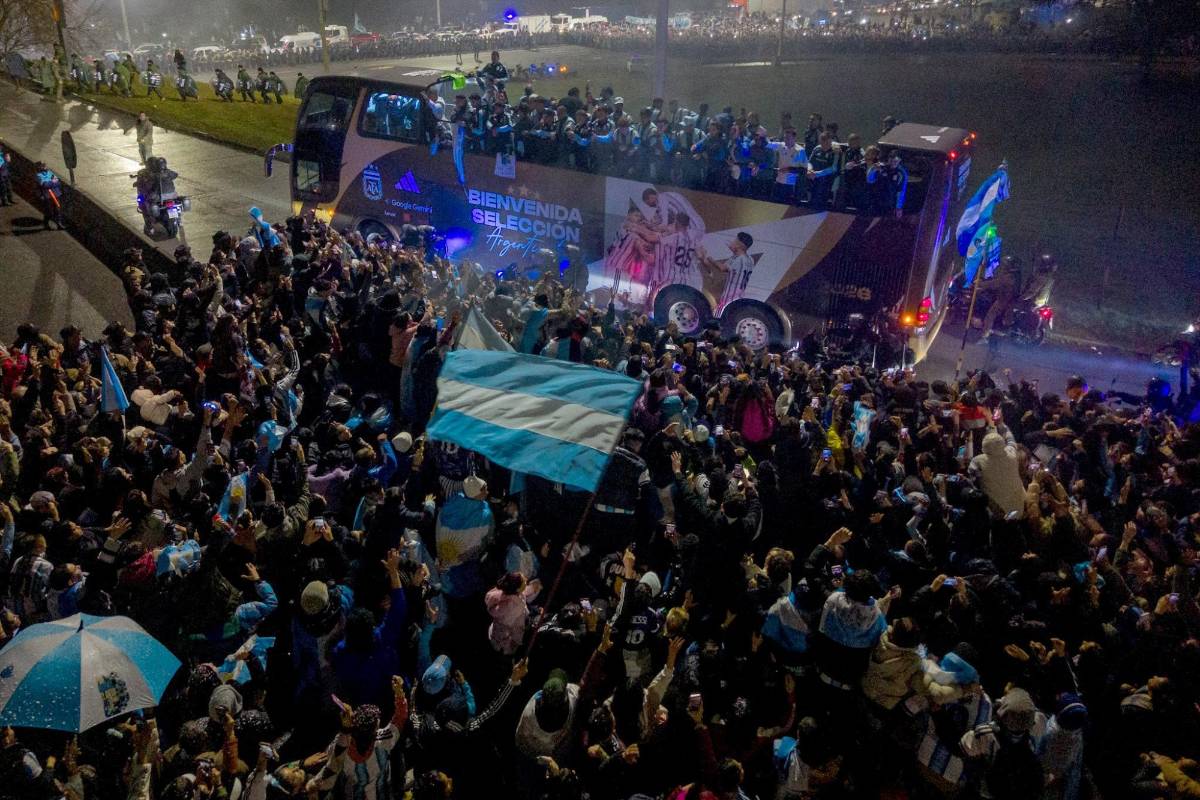 ¿Y Messi? Con la Policía, gran show y la alfombra roja en el regreso de Argentina
