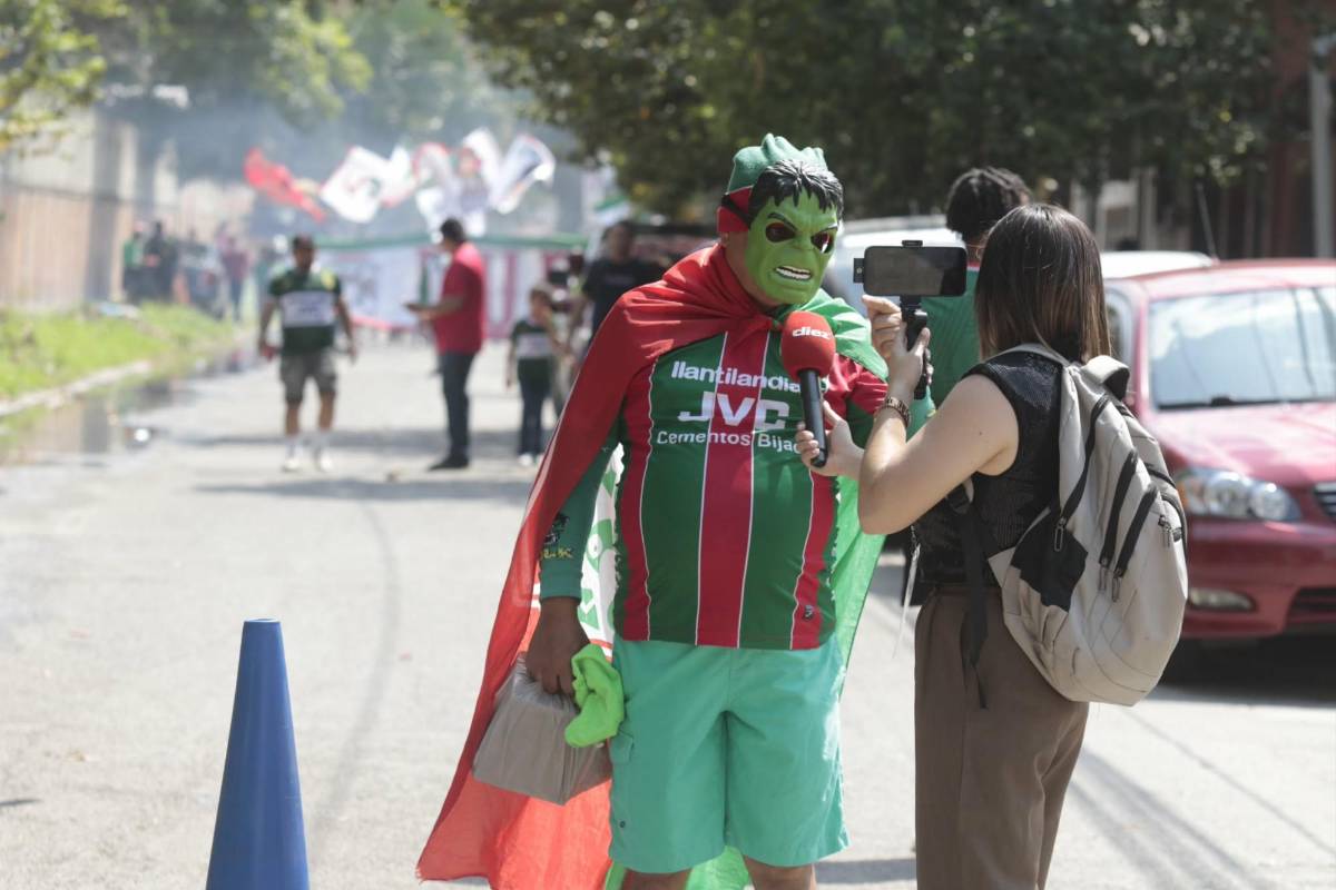 La argentina que robó miradas en el Marathón vs Olimpia: Jugador llegó con suéter entre el calor predominante y el hermoso color del ambiente