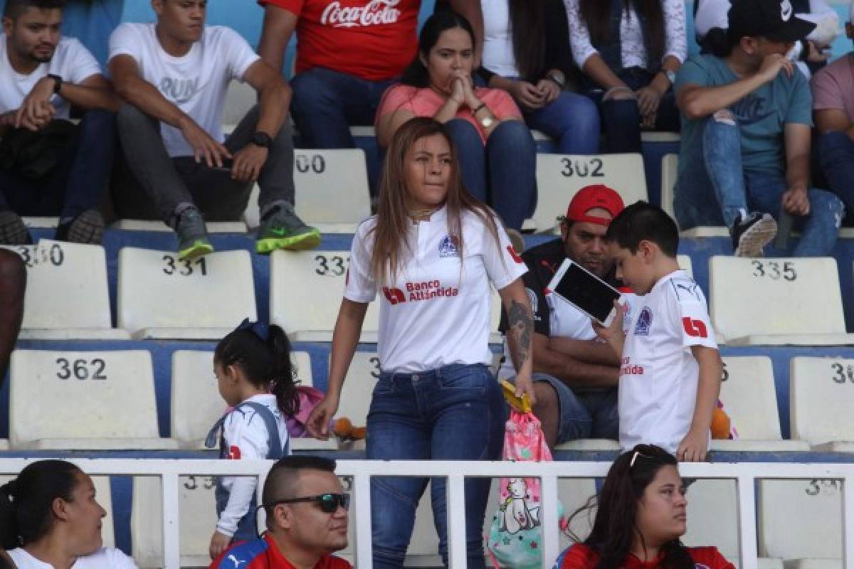 ¿QUIÉN ES? La sexy mujer que puso de cabeza el estadio Nacional... ¡todos la miraban!