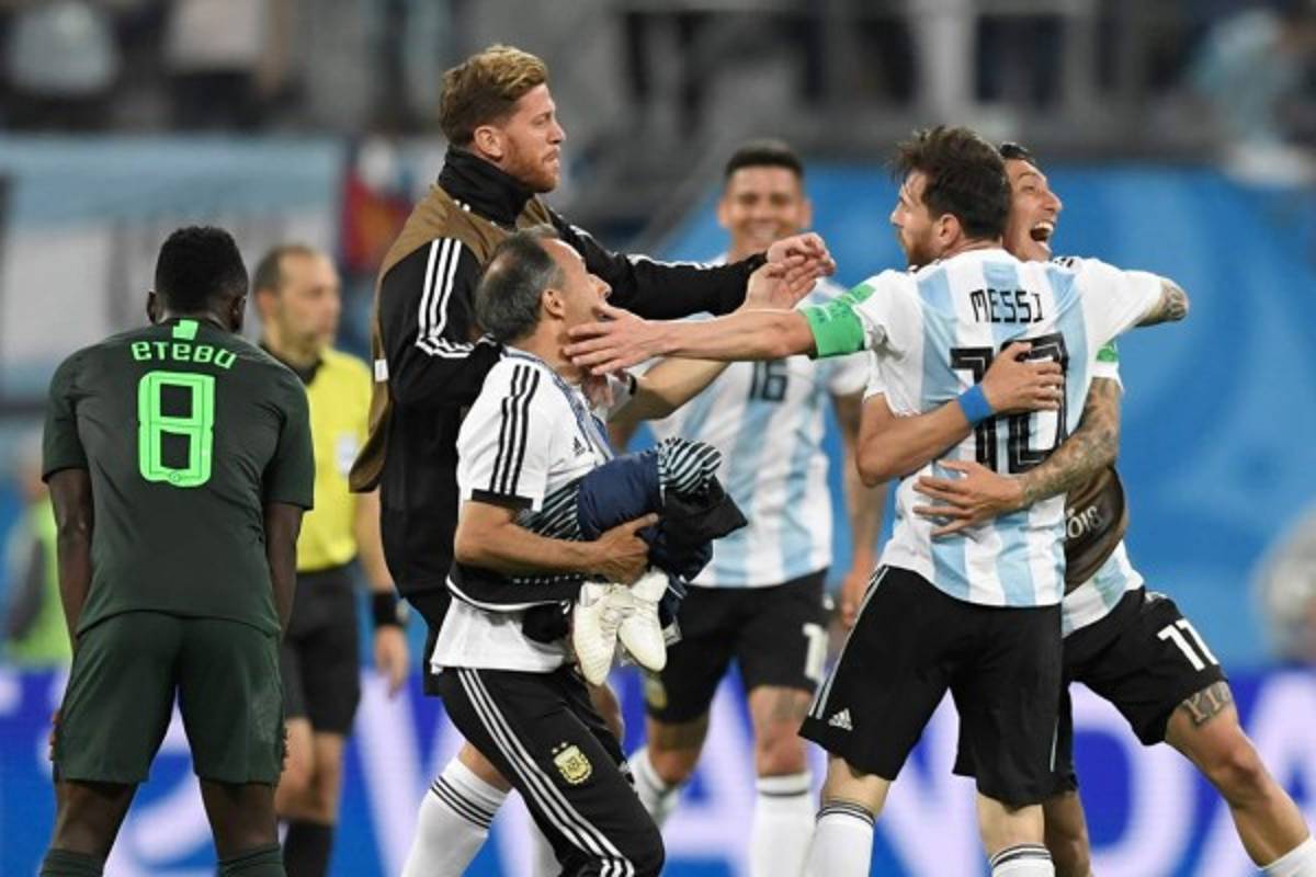 FOTOS: El emotivo festejo de Messi tras clasificar con Argentina a octavos
