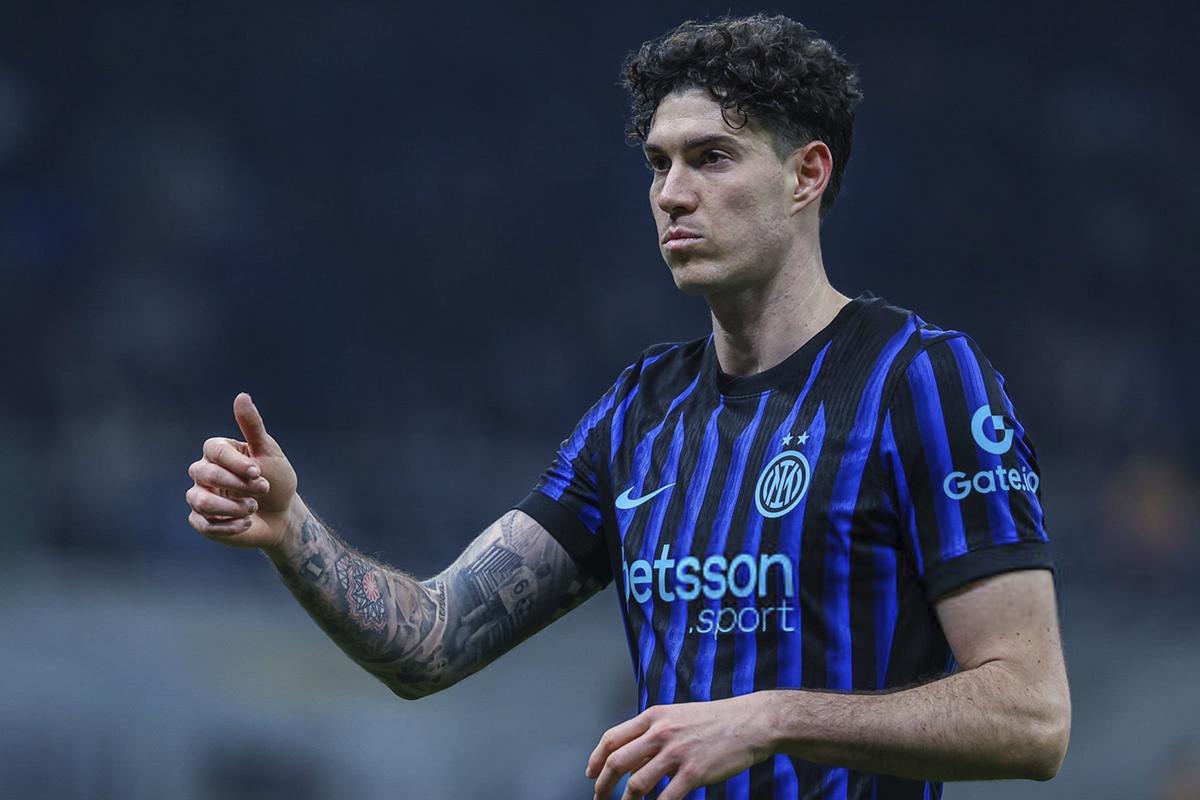 Alessandro Bastoni es uno de los defensores que Hansi Flick quiere llevar al Barcelona.