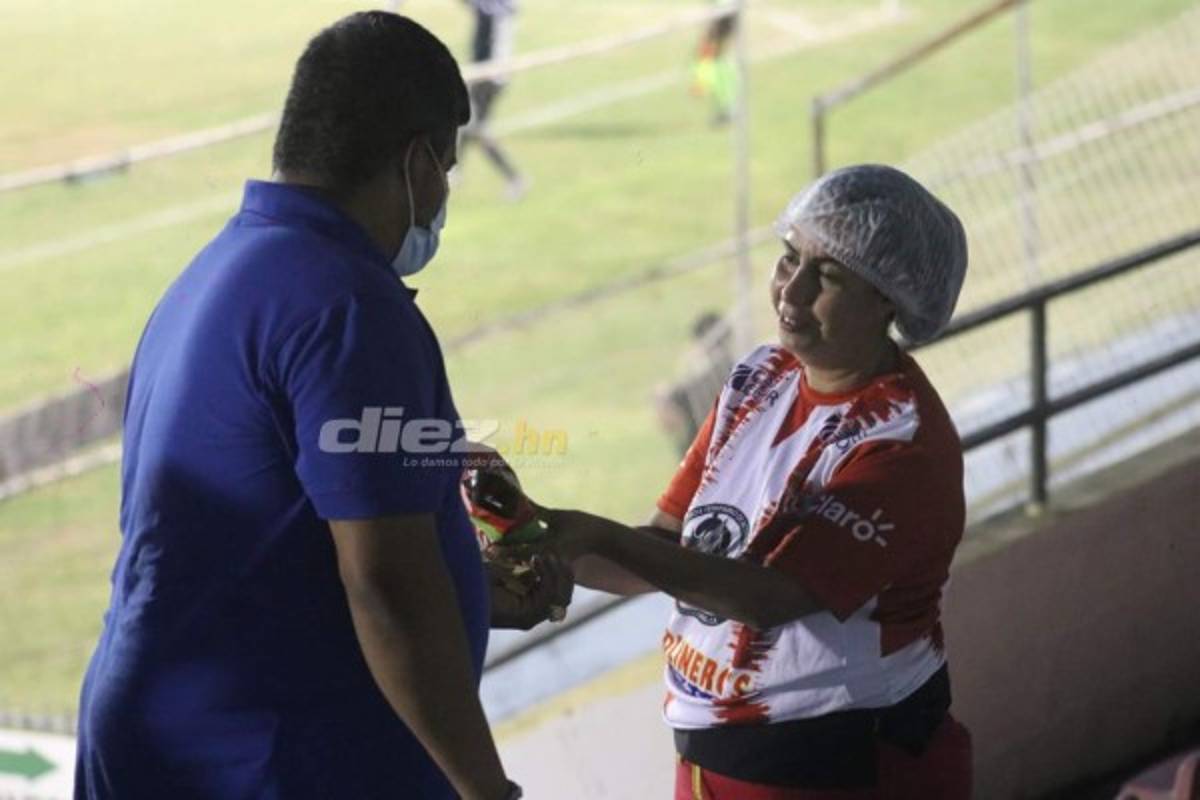 En fotos: Visita de lujo en el Vida-Motagua; el acrobático festejo de Omar Rosas y el cariñito de Nazar a su goleador