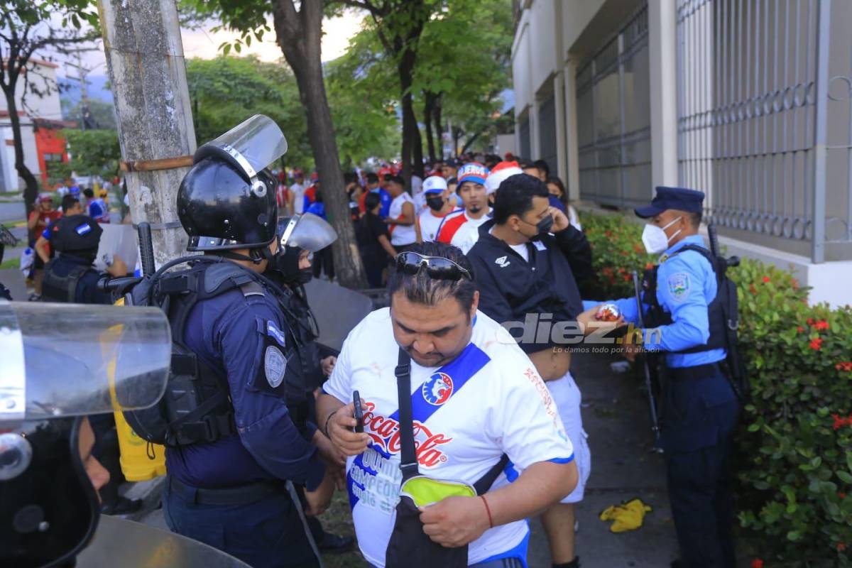 Imágenes de terror en el Morazán: Héridos y aficionados corriendo despavoridos previo al Real España-Olimpia