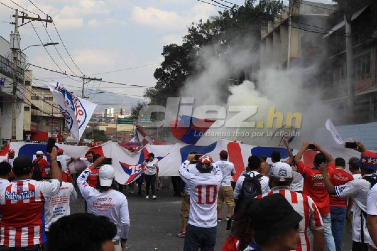 ¡AMBIENTAZO! La Ultra Fiel y su recorrido al estadio Nacional previo al Olimpia-Motagua