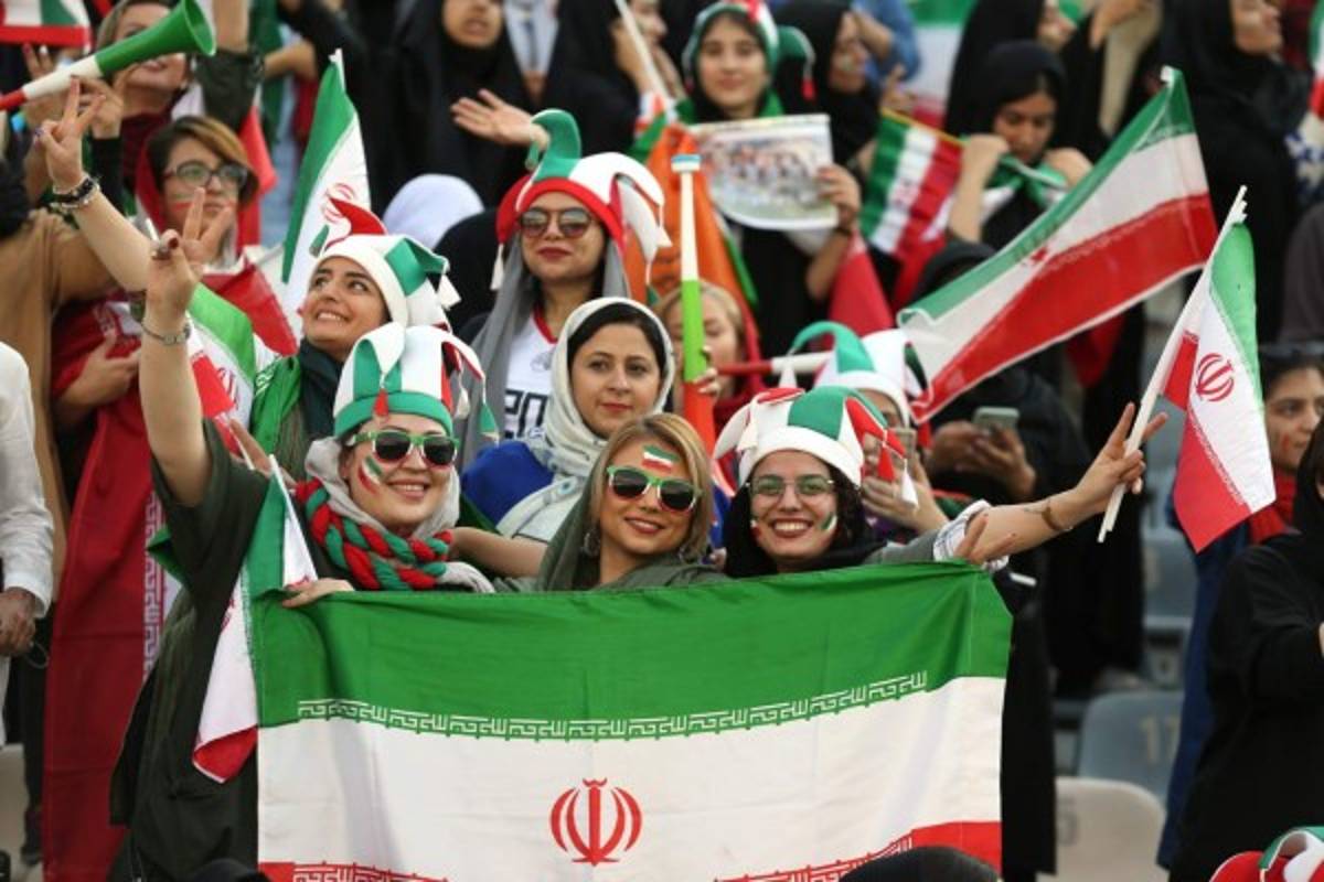 Euforia total: Por primera vez, mujeres asisten a un partido oficial de futbol en Irán