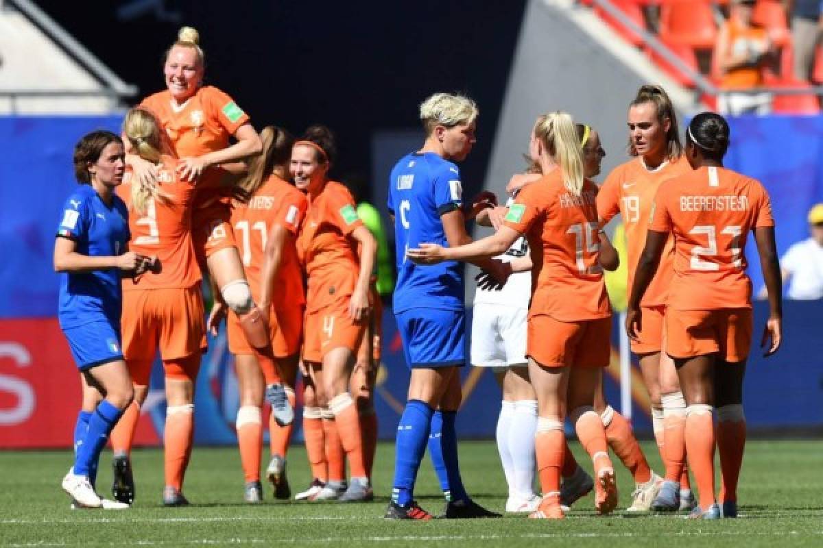 Netherlands' players celebrate at the end of the France 2019 Women's World Cup quarter-final football match between Italy and Netherlands, on June 29, 2019, at the Hainaut stadium in Valenciennes, northern France. (Photo by Denis Charlet / AFP)