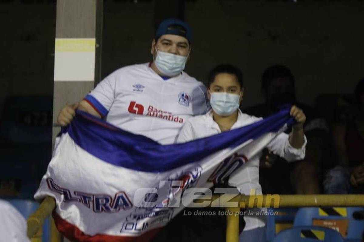 Lindas chicas y declaración de amor en el Morazán durante el clásico capitalino Olimpia-Motagua