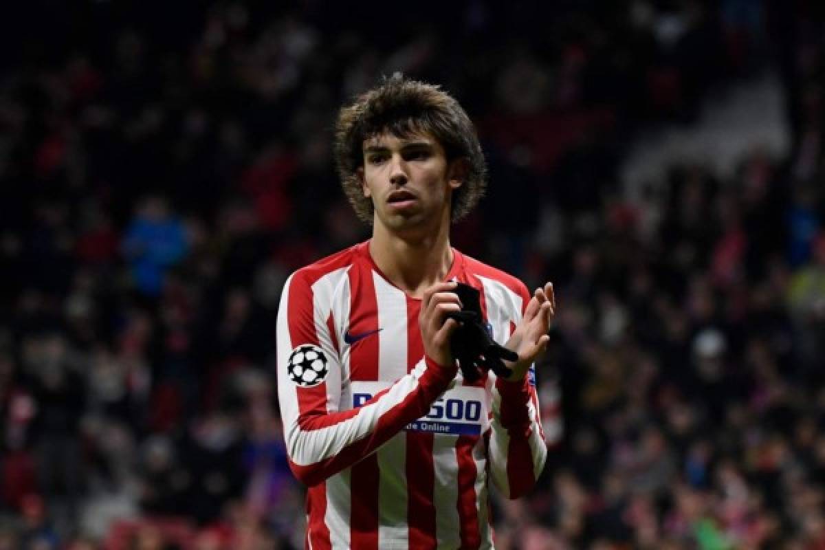 Atletico Madrid's Portuguese forward Joao Felix applauds during the UEFA Champions League football match between Club Atletico de Madrid and Lokomotiv Moscow at the Wanda Metropolitano stadium in Madrid on December 11, 2019. (Photo by PIERRE-PHILIPPE MARCOU / AFP)