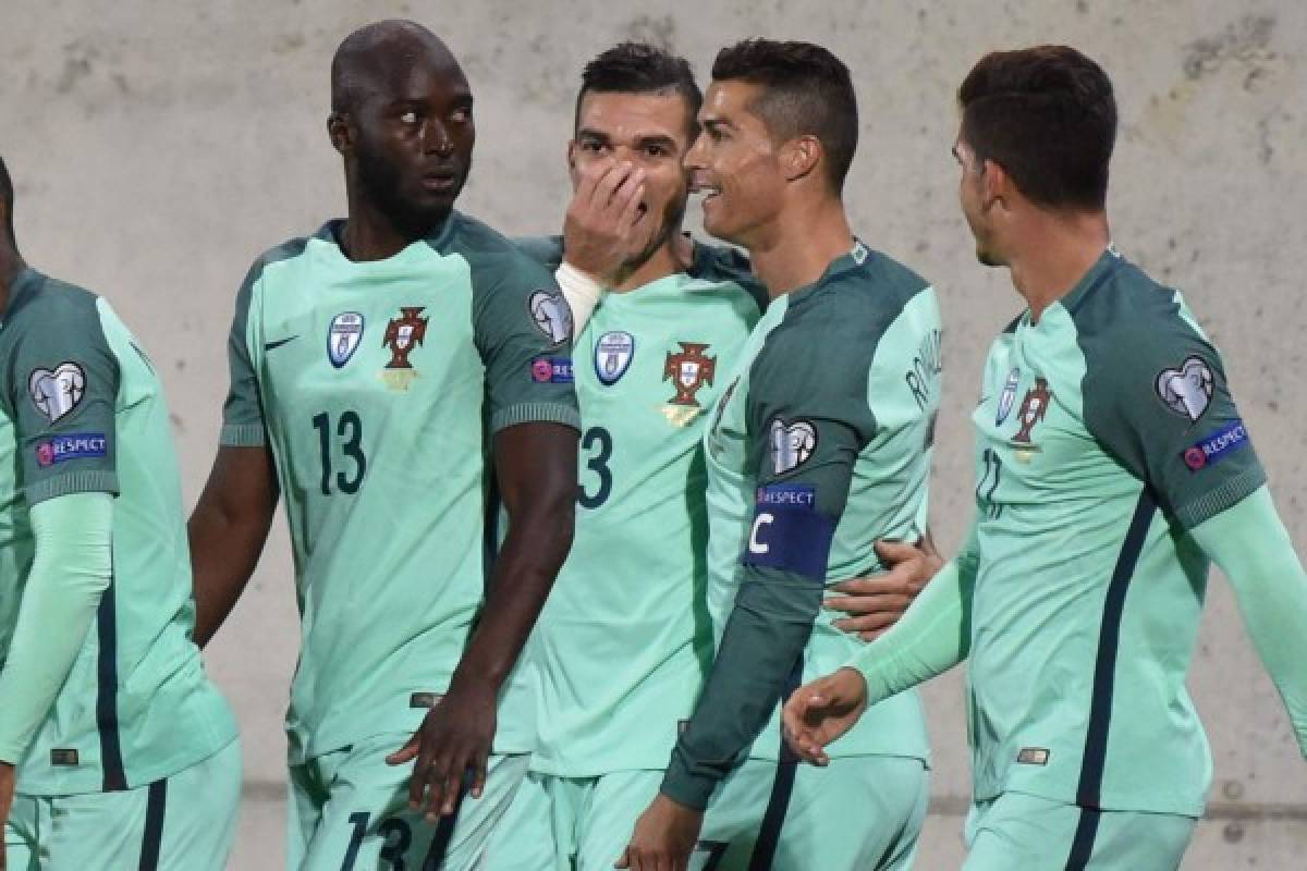 Portugal's forward Cristano Ronaldo (2nd-R) celebrates with his teammates after scoring a goal during the FIFA World Cup 2018 football qualifier between Andorra and Portugal at the Municipal Stadium in Andorra la Vella, on October 8, 2017. / AFP PHOTO / PASCAL PAVANI