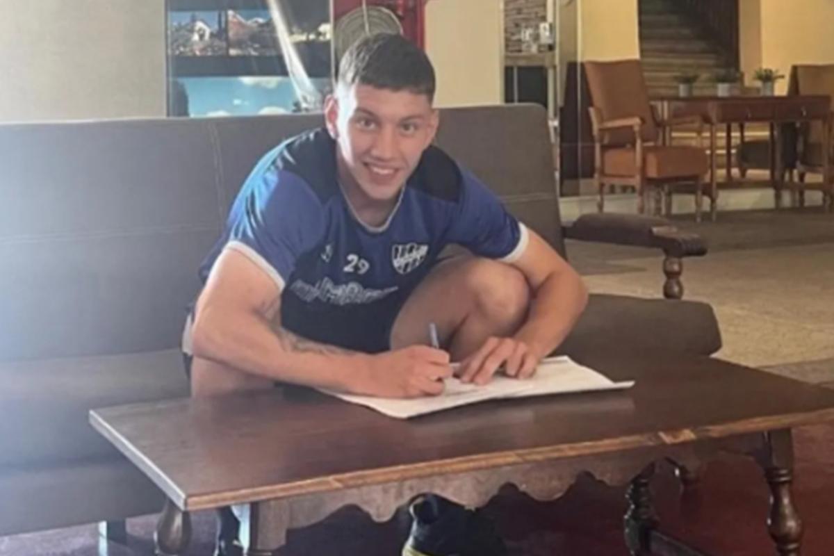 El que sepa de algo, me chifla: es profesional, lo tienen borrado en su equipo y busca nuevo club por Facebook