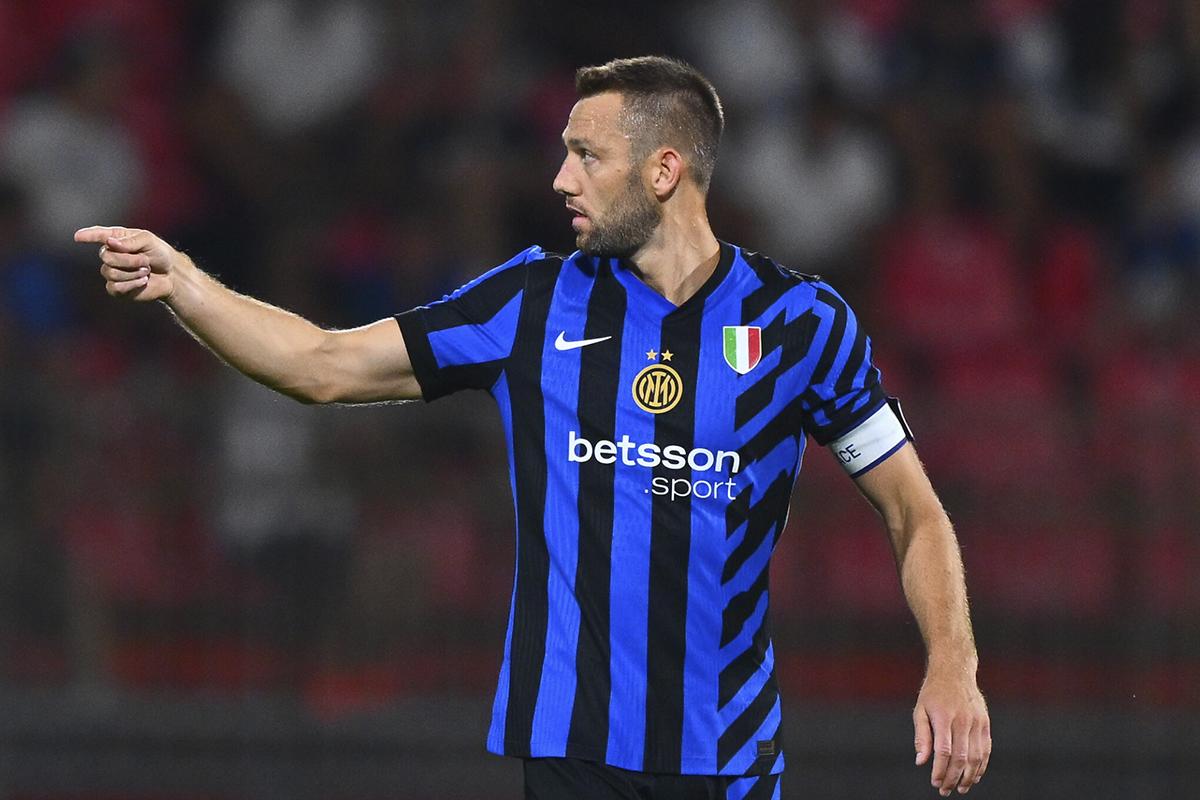 Hansi Flick pidió un defensa y ellos están en la lista: el jugador que podría volver al Barcelona