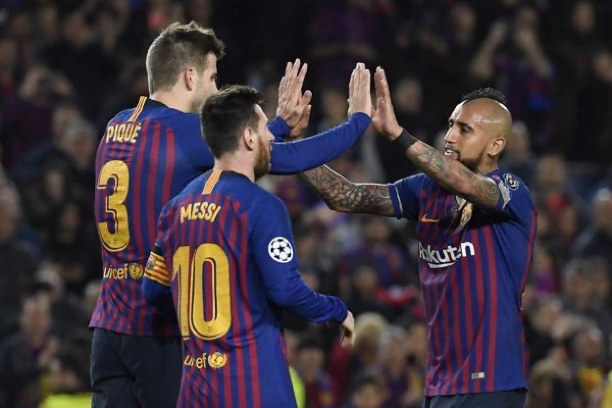 (L-R) Barcelona's Spanish defender Gerard Pique, Barcelona's Argentinian forward Lionel Messi and Barcelona's Chilean midfielder Arturo Vidal celebrate at the end of the UEFA Champions League semi-final first leg football match between Barcelona and Liverpool at the Camp Nou Stadium in Barcelona on May 1, 2019. (Photo by LLUIS GENE / AFP)