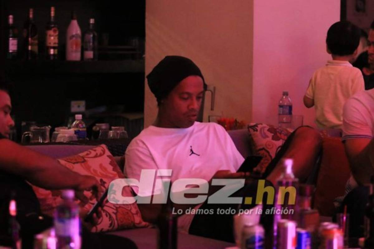 EN FOTOS: Así vivió Ronaldinho el clásico Barcelona-Real Madrid en Honduras