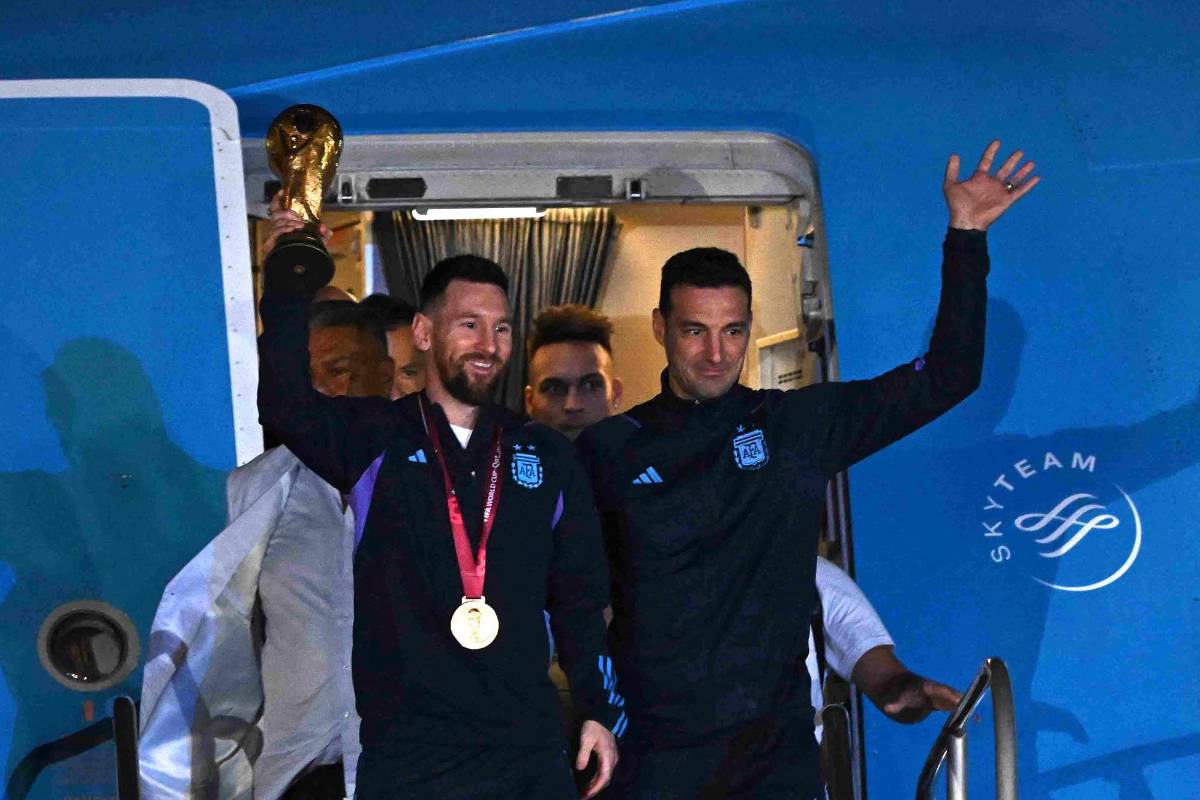 La copa está en casa: El espectacular recibimiento en Argentina a Messi y los campeones del Mundo