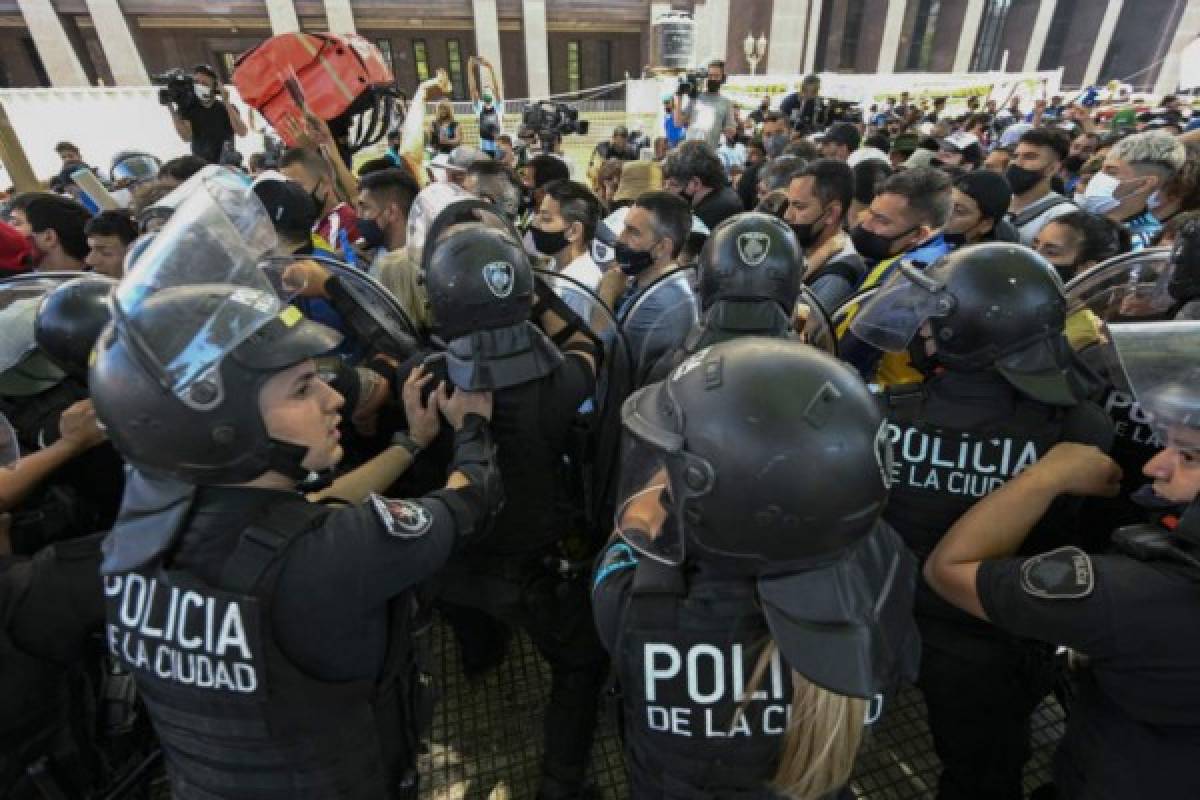 Enfrentamientos y caos total en las calles de Argentina durante el velorio de Diego Maradona