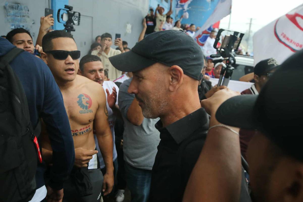 Imágenes: Así le reclamó la Ultra Fiel al Olimpia, los encerraron ¿Cuál fue la reacción de Eduardo Espinel?