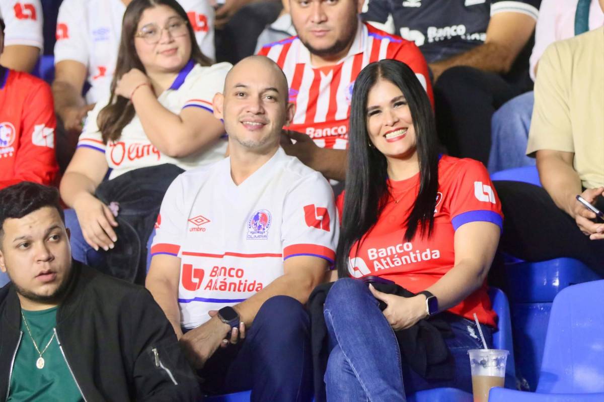Ambientazo: el show de la Ultra Fiel y lindas chicas en la previa del Olimpia vs. Firpo