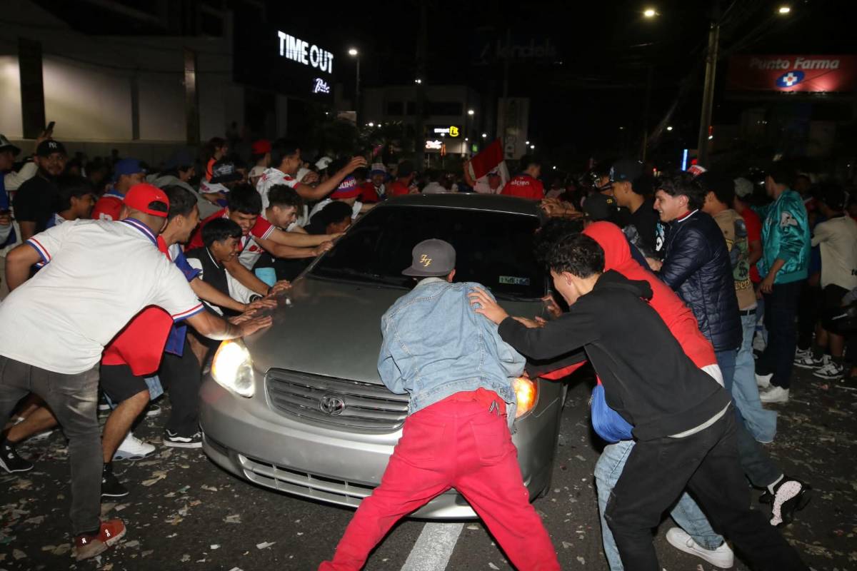 'Destruyeron' carro lujoso y chicas enamoraron: así fueron los festejos de los hinchas del Olimpia tras conquistar la copa 40