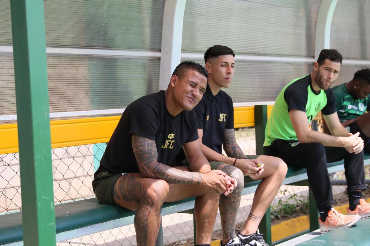 ¿Quién es la aficionada que robó suspiros? Ambientazo se vive con el partido del descenso entre Juticalpa FC y Real Sociedad