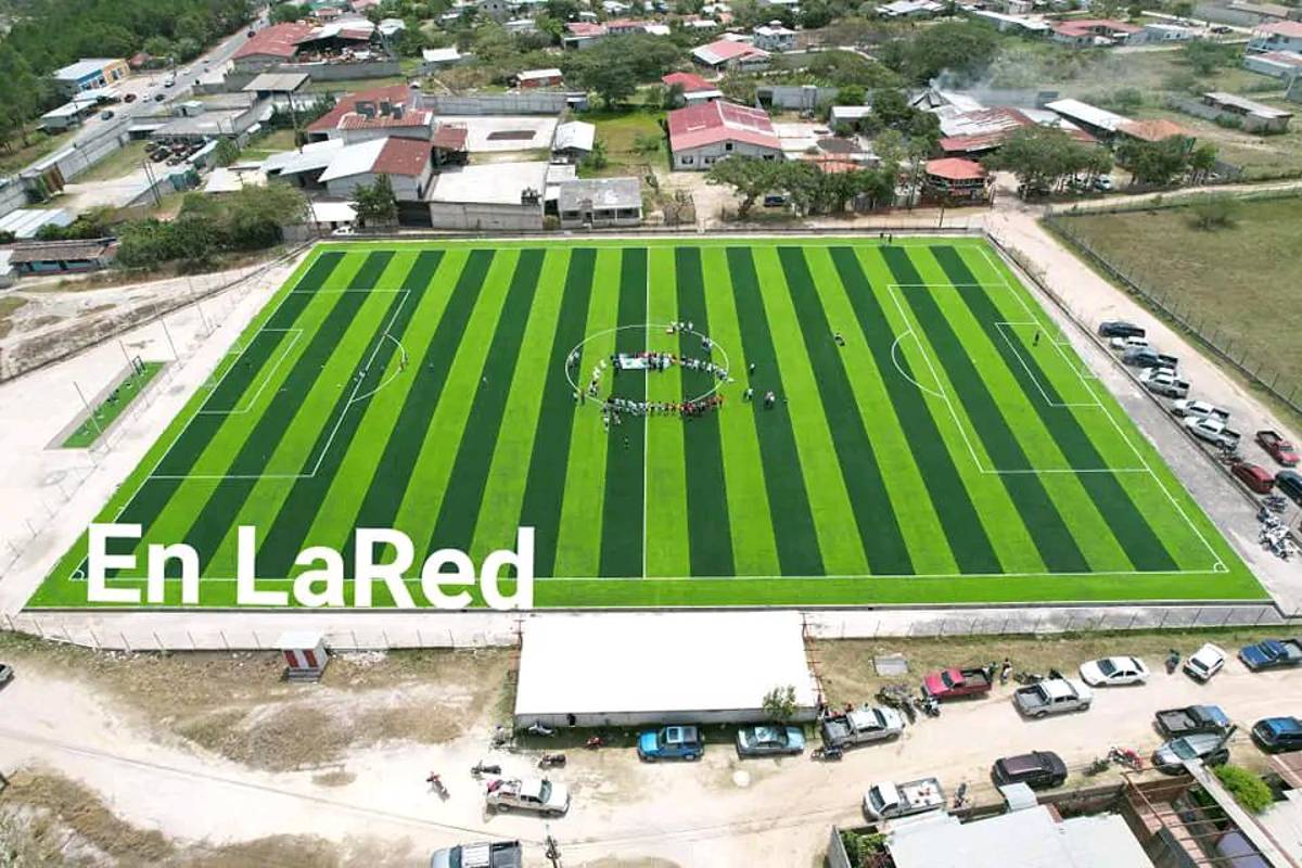 Después de ser un tierrero a esto: Inauguran hermoso campo de fútbol sinténtico en Marcala, La Paz