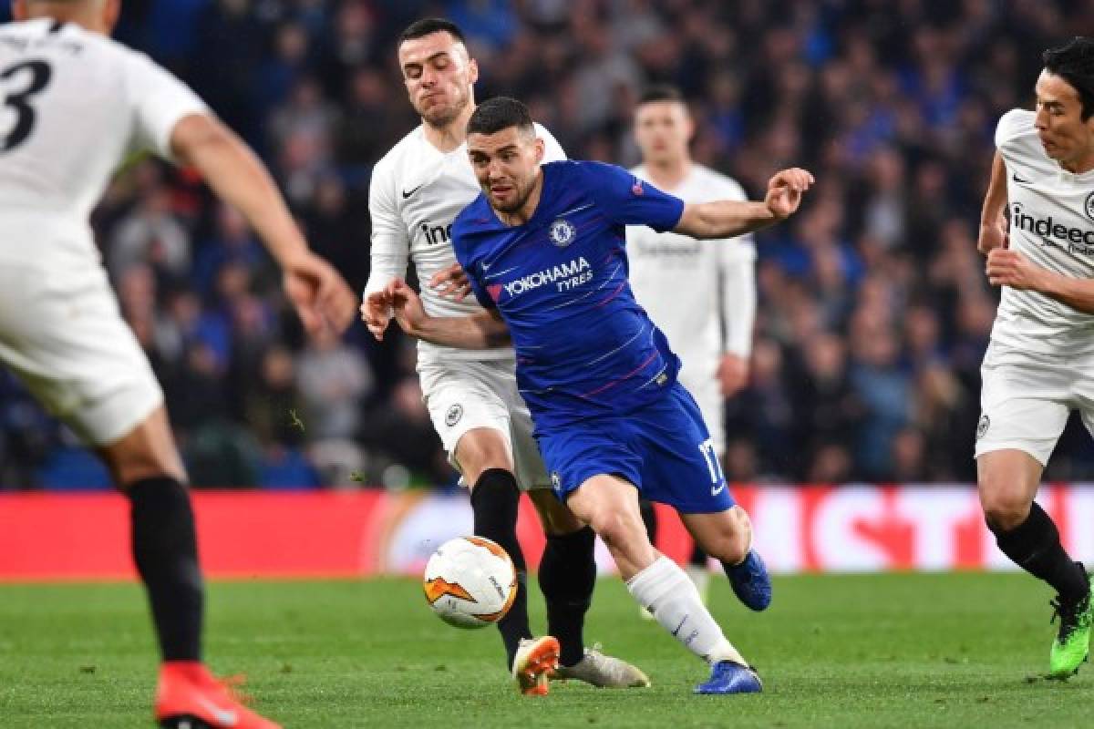 Chelsea's Spanish midfielder Pedro (R) vies with Eintr. Frankfurt's Serbian midfielder Filip Kostic during the UEFA Europa League semi-final second leg football match between Chelsea and Eintracht Frankfurt at Stamford Bridge in London on May 9, 2019. (Photo by Oliver GREENWOOD / AFP)